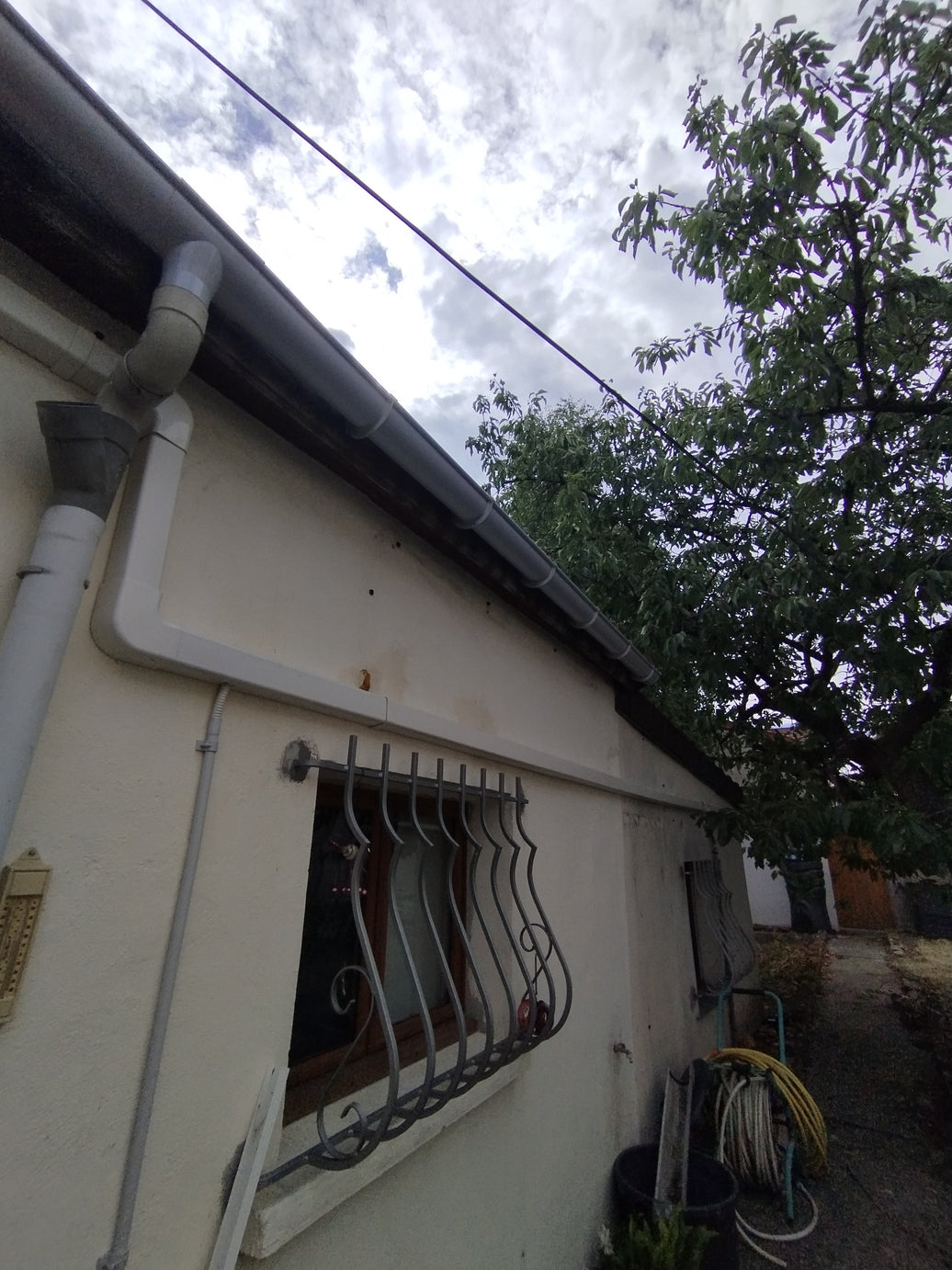 Remplacement d'une gouttière PVC après grêle au Perreux-sur-Marne (94170)